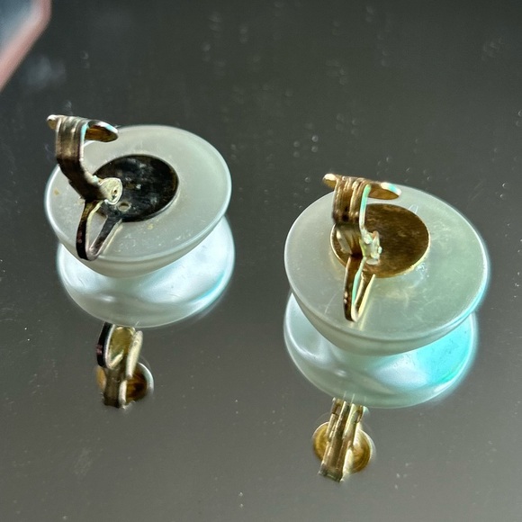 Antique Pearly White Clip-on Earrings - Picture 8 of 10